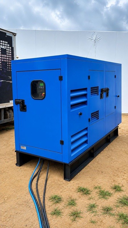 Gerador trifásico azul instalado em área externa