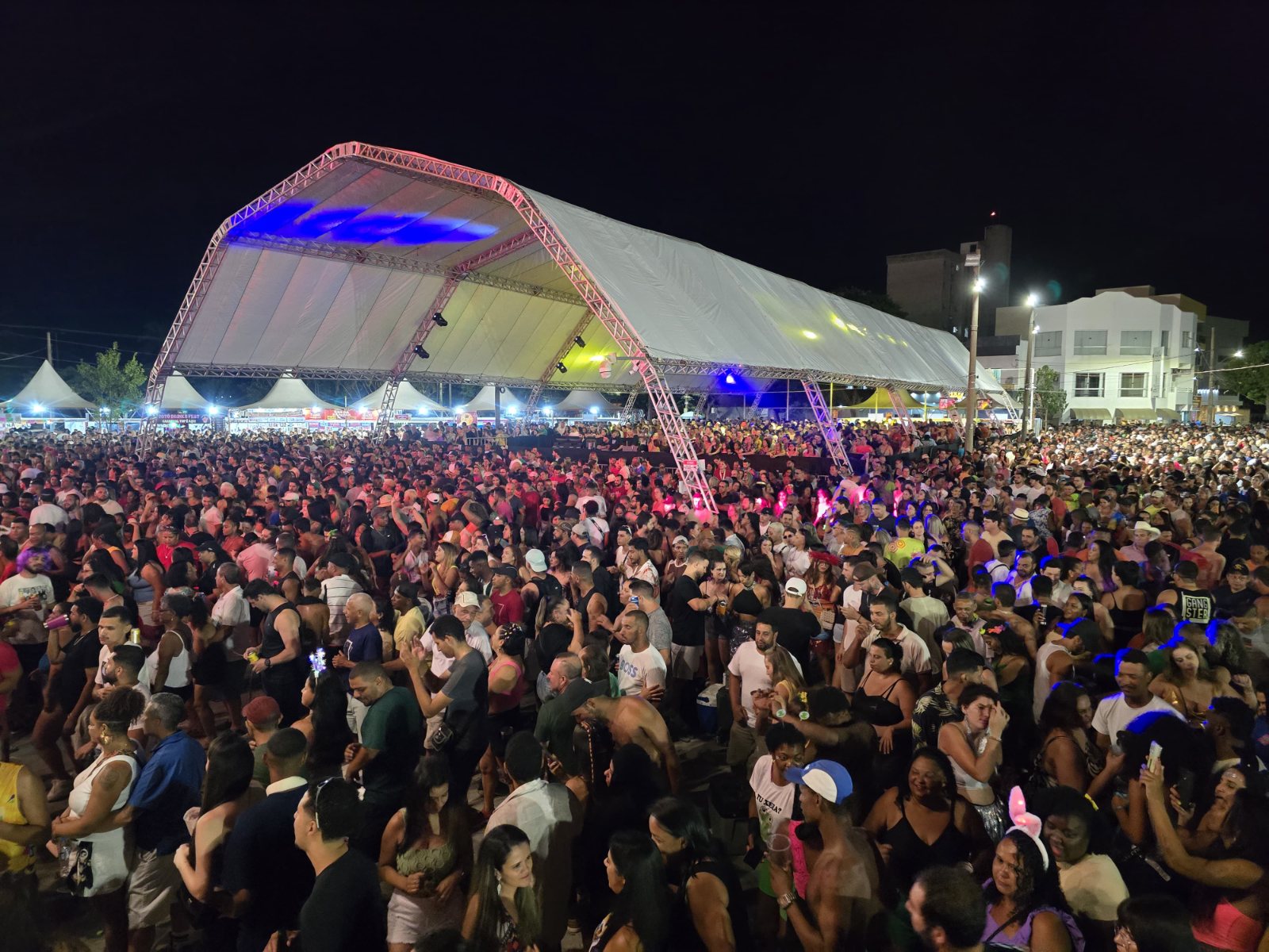 Grande público em evento com tenda galpão