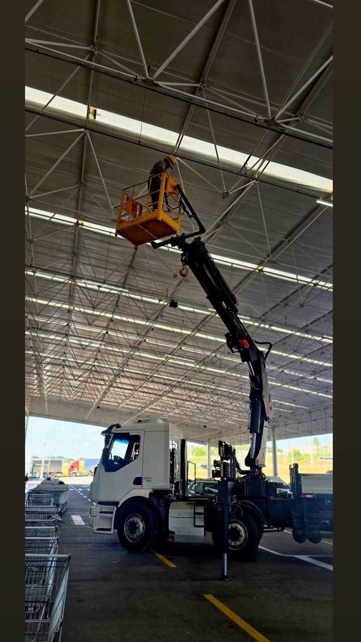 Munck com cesto para trabalho em altura