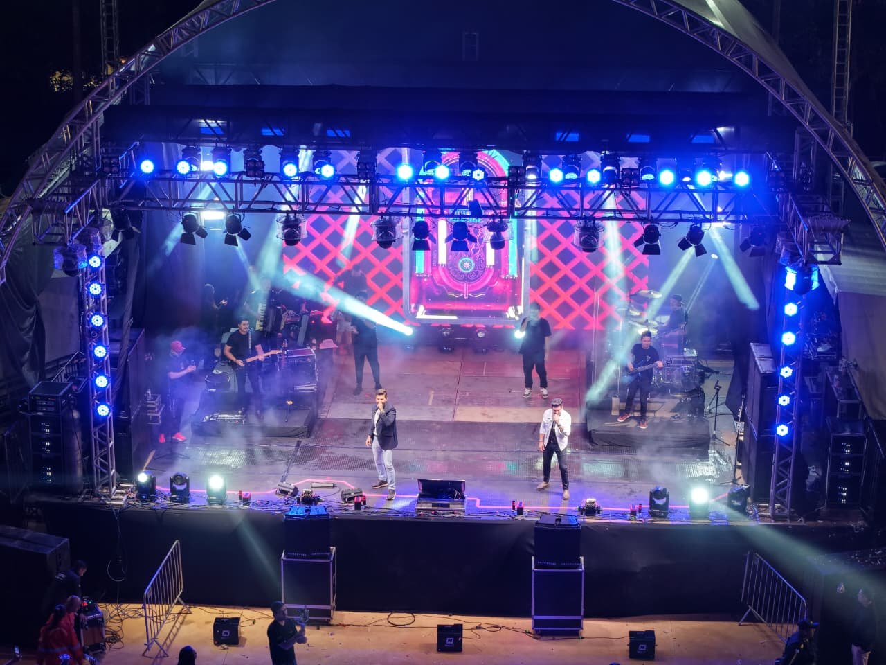 Show em palco iluminado com efeitos cênicos