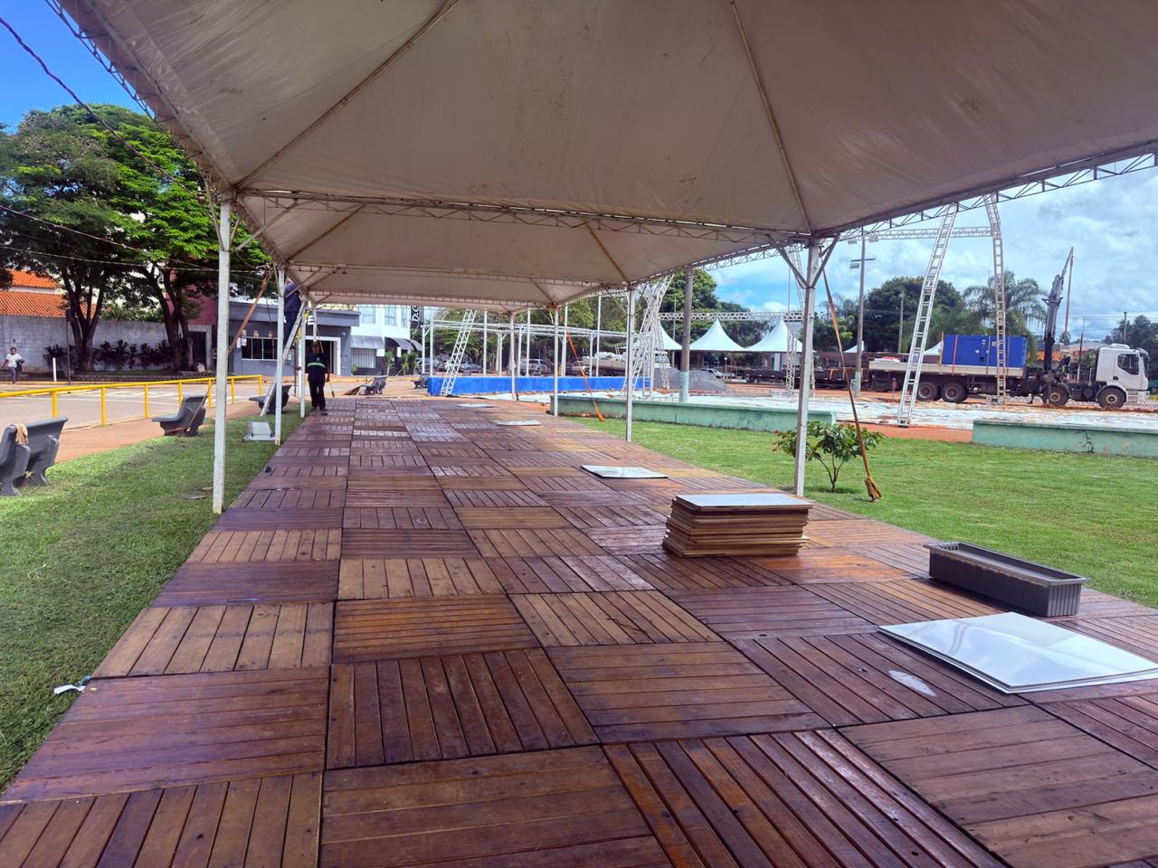 Stand em octanorm com piso deck coberto