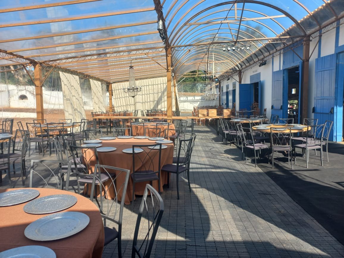 Ambiente coberto com mesas