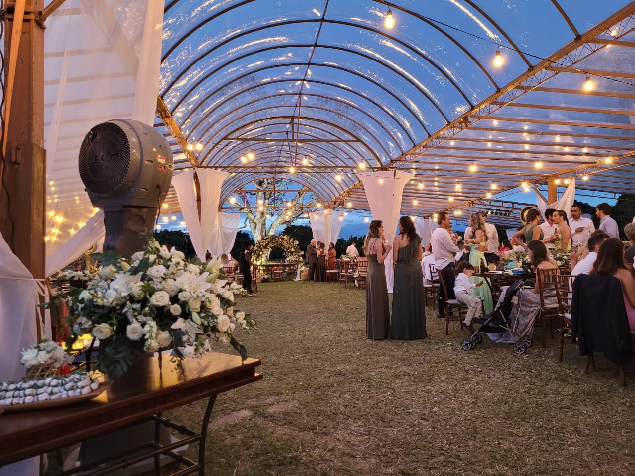 Jantar em tenda iluminada