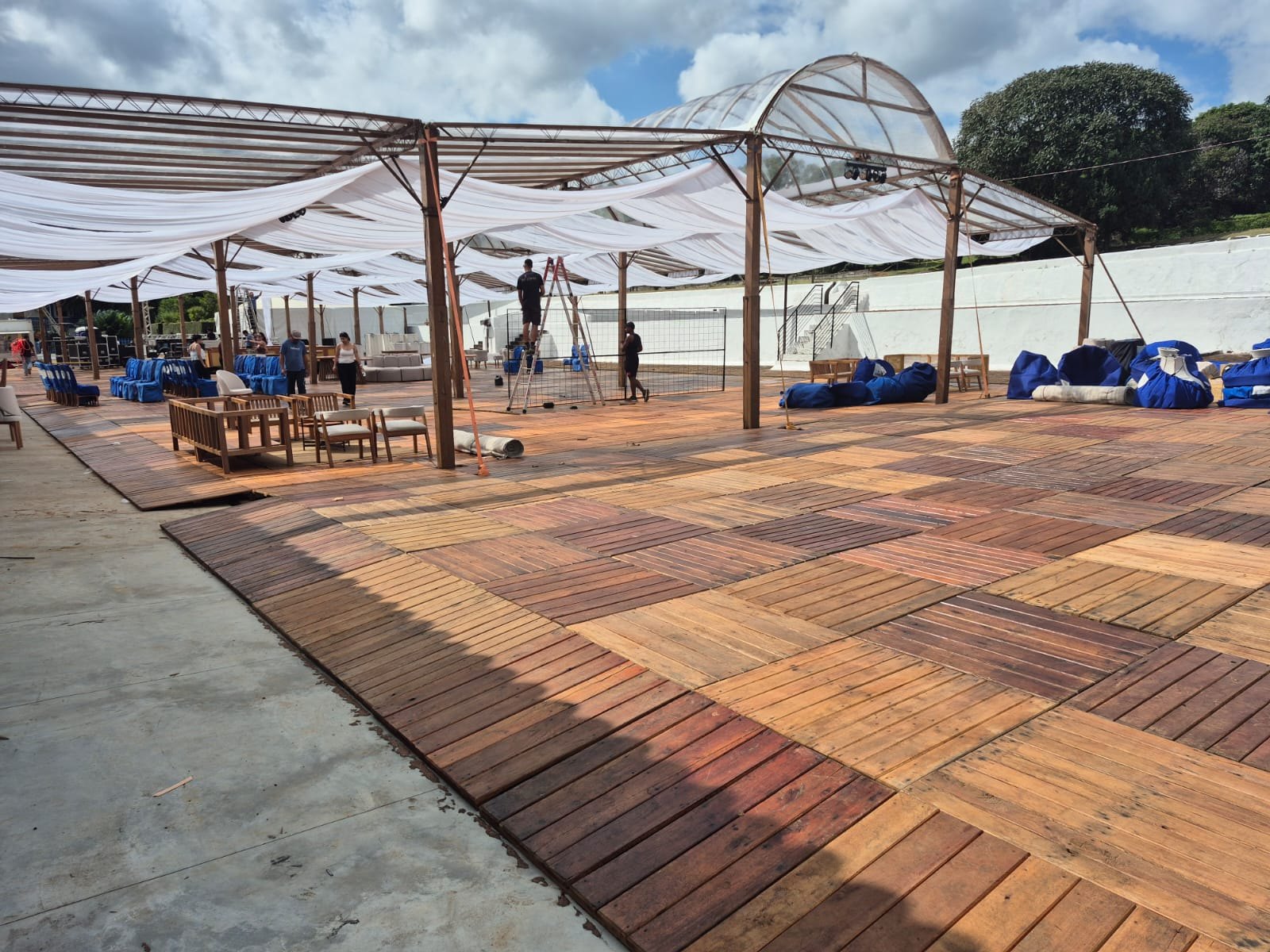 Piso madeirado em tenda