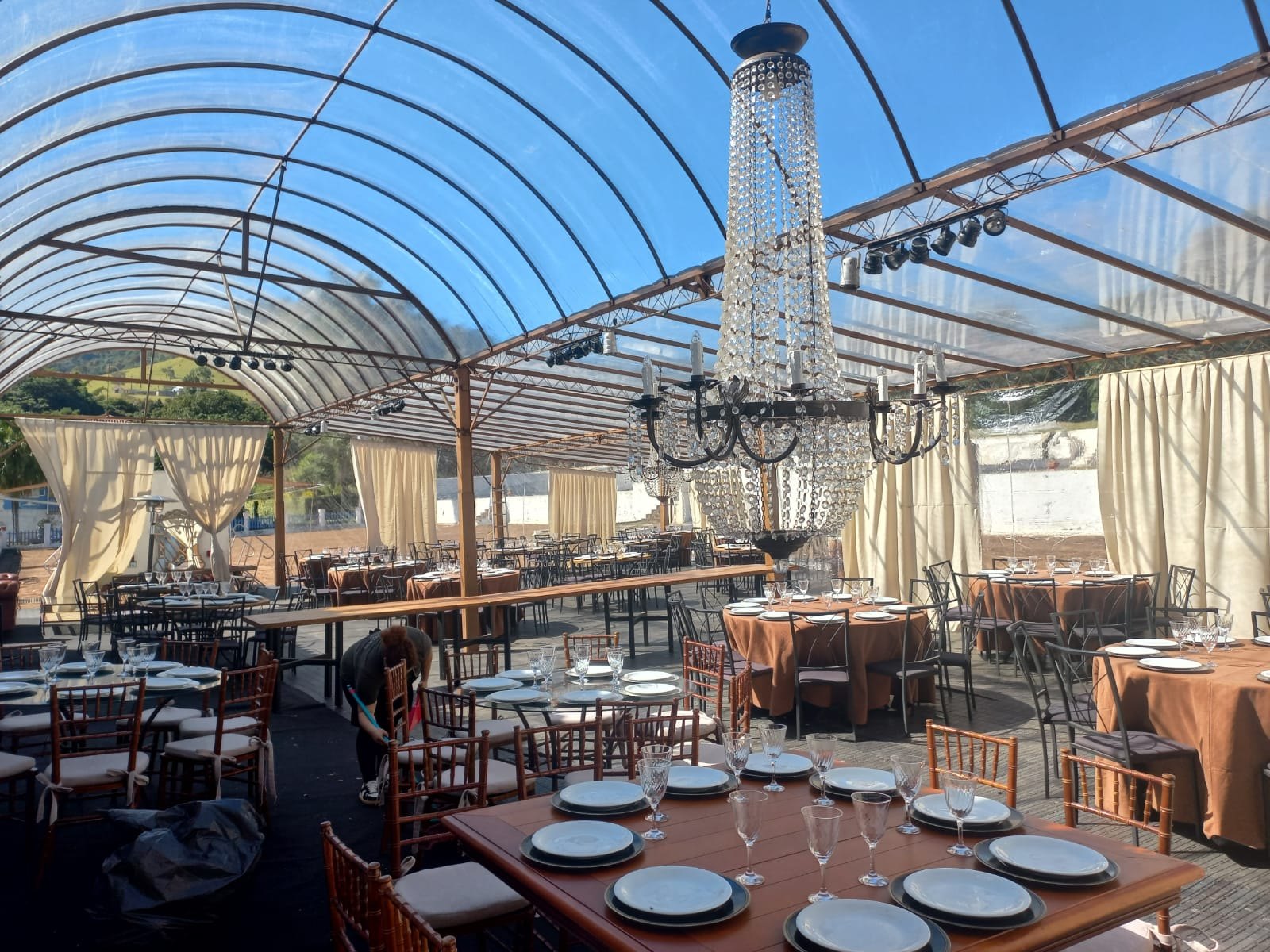 Tenda galpão ovalada com estrutura de palco